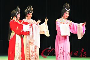 6月5日，粤剧进校园。来自暨南大学华文学院的留学生跟广东粤剧院青年演员李嘉宜学习粤剧表演身段。