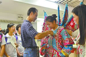 6月5日，粤剧进校园。广雅中学的学生试穿“大靠”。