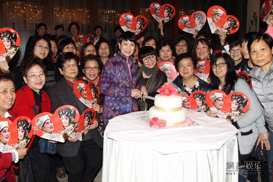 一众粉丝为陈宝珠庆祝生辰。