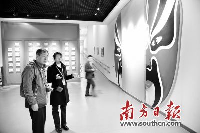 黄维若在广东采风了解粤剧文化。