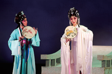 广东粤剧院二团昨晚走进顺德职院，演出粤剧《白蛇传·情》。