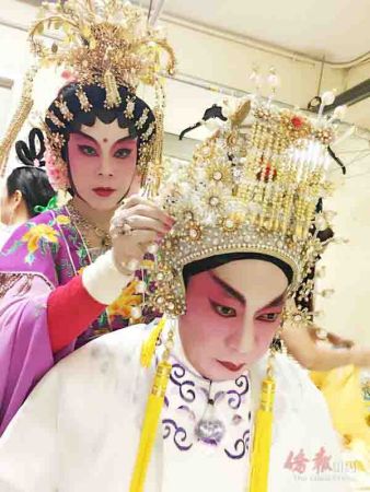 妇唱夫随,罗碧儿为李华勇化靓妆。 妇唱夫随,罗碧儿为李华勇化靓妆。