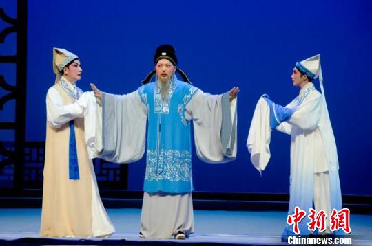粤剧《搜书院》在海南省歌舞剧院精彩上演。 张茜翼 摄 粤剧《搜书院》在海南省歌舞剧院精彩上演。 张茜翼 摄