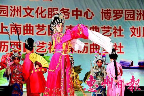 　　园洲中心小学学生演起粤剧韵味十足。