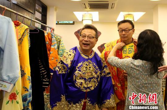 海外华文媒体记者试穿粤剧服装。　朱柳融 摄